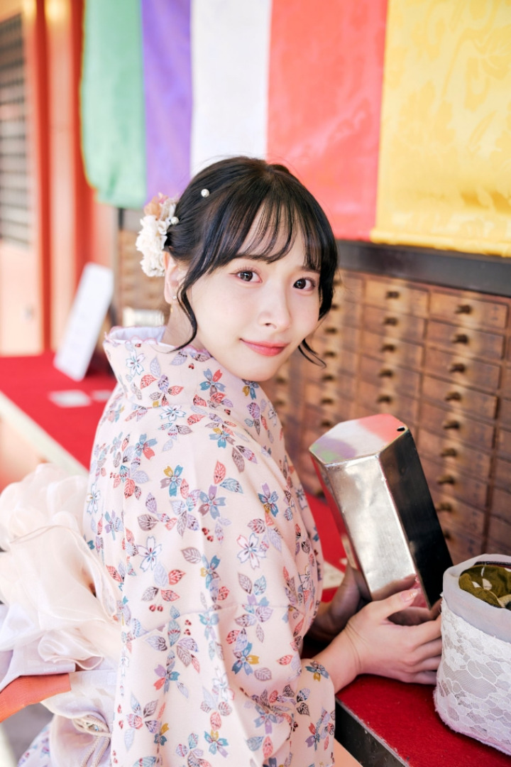 A pretty, good-looking, mid-tier 1st-tier AV actress who will have three works coming out in August.