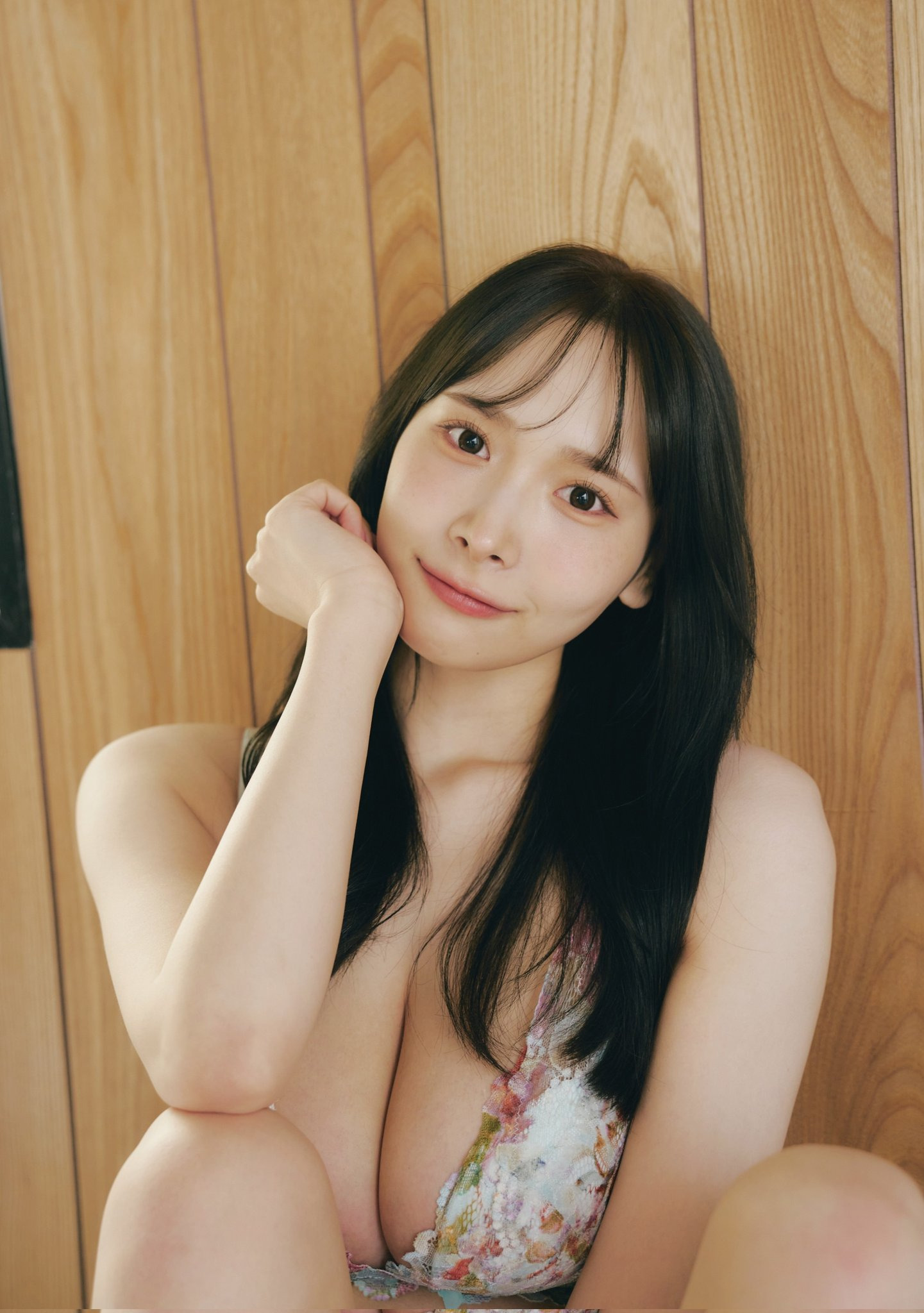 A pretty, good-looking, mid-tier 1st-tier AV actress who will have three works coming out in August.