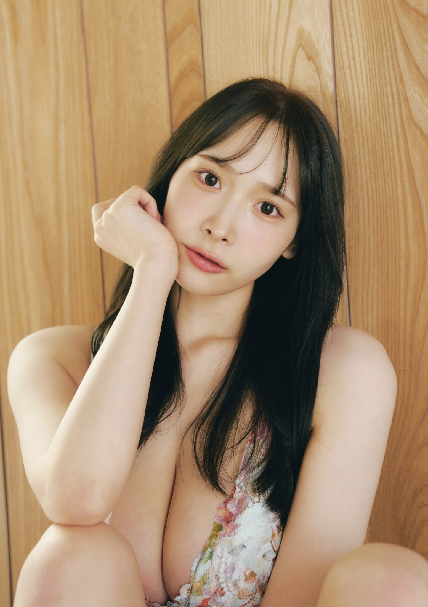 A pretty, good-looking, mid-tier 1st-tier AV actress who will have three works coming out in August.