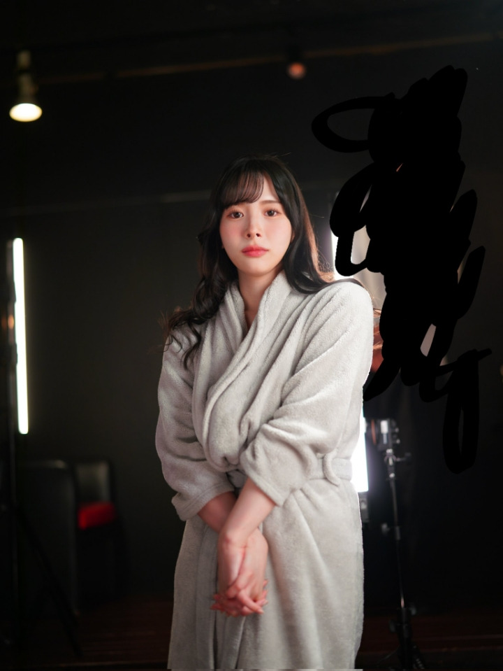 A pretty, good-looking, mid-tier 1st-tier AV actress who will have three works coming out in August.