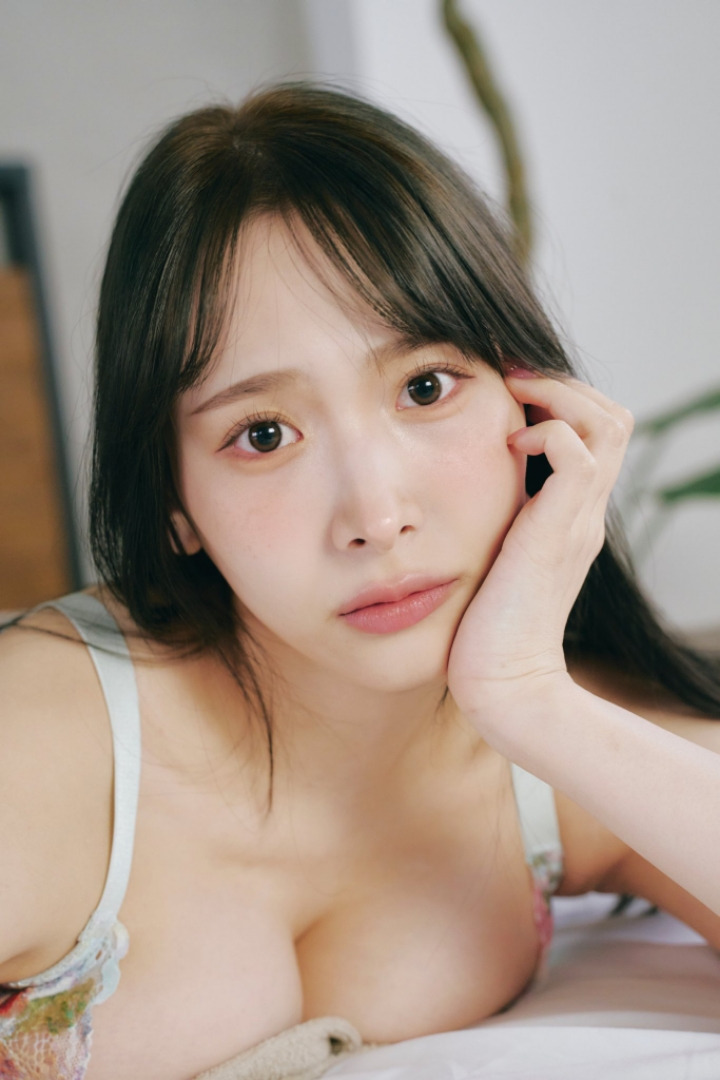 A pretty, good-looking, mid-tier 1st-tier AV actress who will have three works coming out in August.