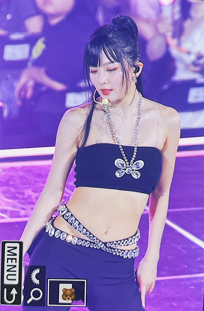 (SOUND)A black tube top + honey abs dripping with holy water... Seulgi with a sexy ponytail