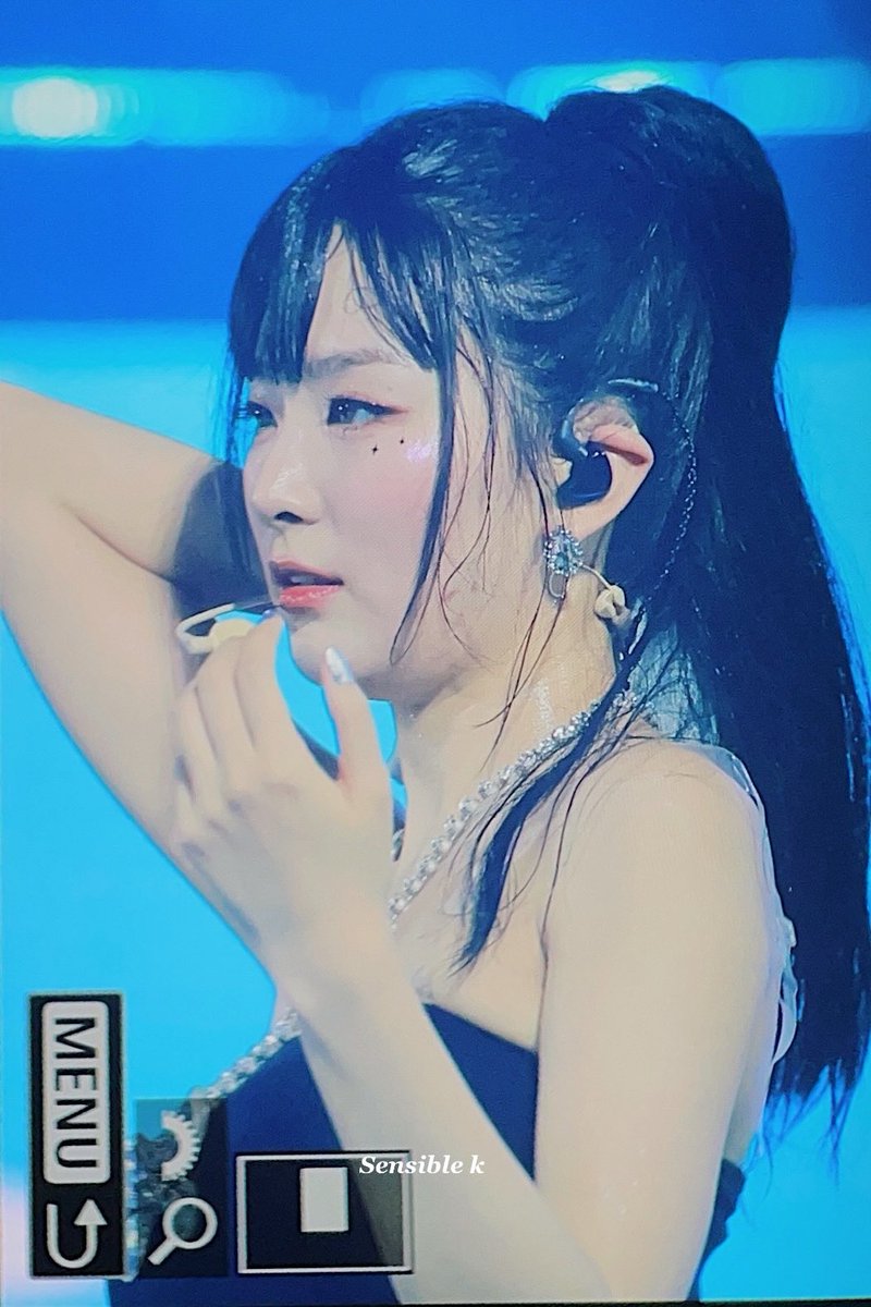 (SOUND)A black tube top + honey abs dripping with holy water... Seulgi with a sexy ponytail