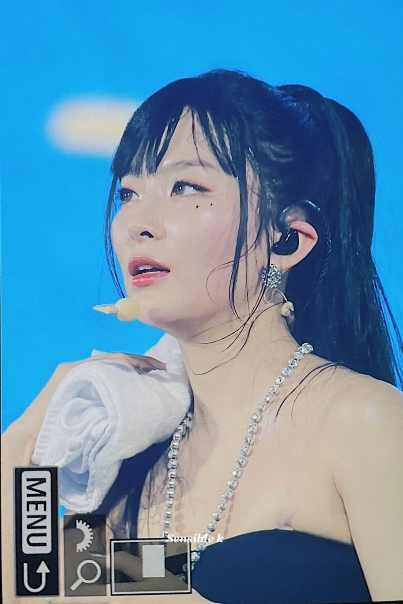 (SOUND)A black tube top + honey abs dripping with holy water... Seulgi with a sexy ponytail