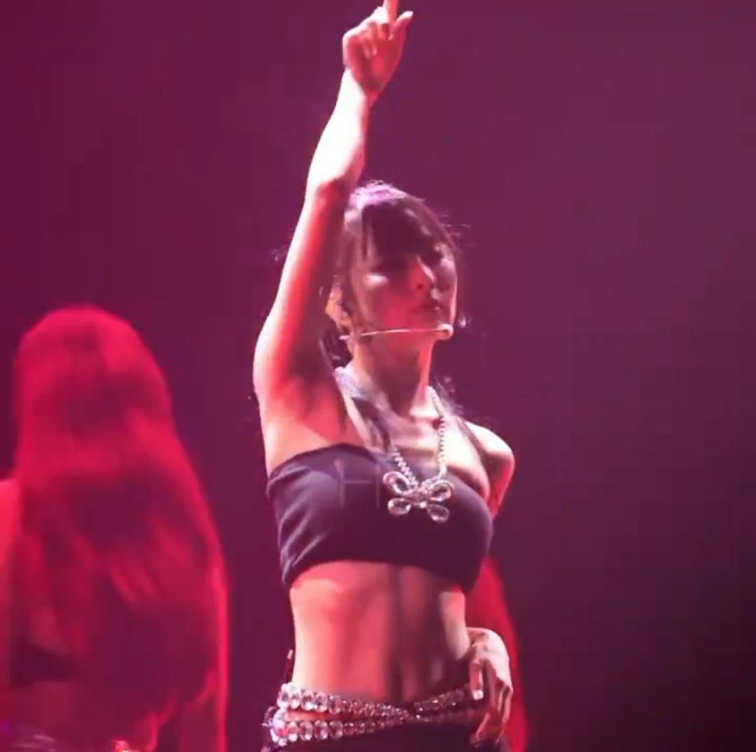 (SOUND)A black tube top + honey abs dripping with holy water... Seulgi with a sexy ponytail