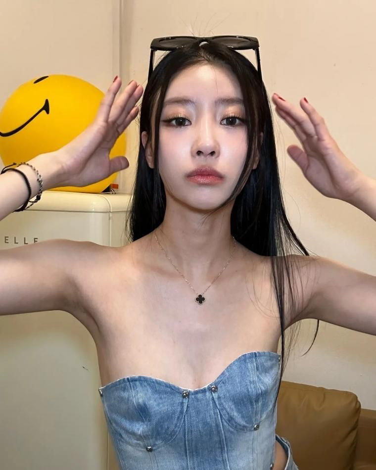 Too bold denim tube top, Lee Mi-joo’s cool armpits and upper cleavage