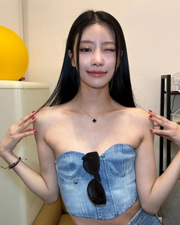 Too bold denim tube top, Lee Mi-joo’s cool armpits and upper cleavage