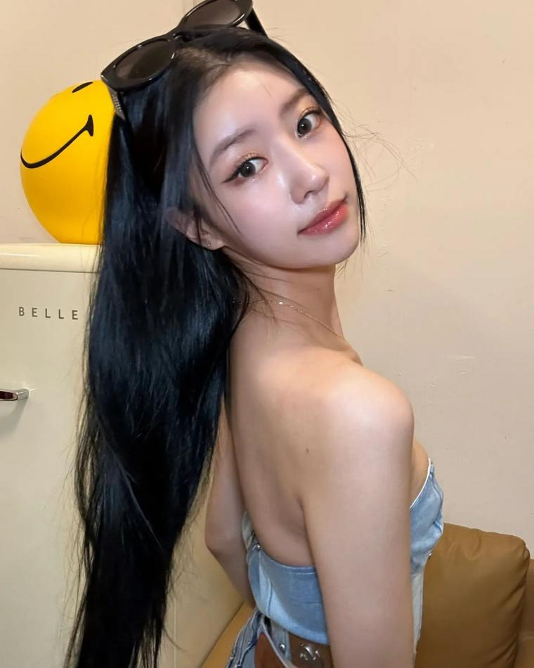 Too bold denim tube top, Lee Mi-joo’s cool armpits and upper cleavage