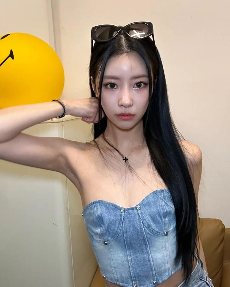 Too bold denim tube top, Lee Mi-joo’s cool armpits and upper cleavage