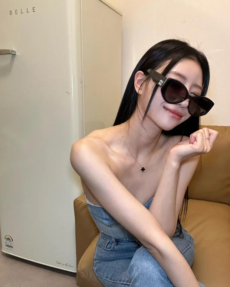 Too bold denim tube top, Lee Mi-joo’s cool armpits and upper cleavage