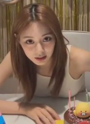 Sleeveless outfit Twice Tzuyu's birthday Instagram live