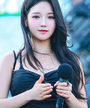 Fromis_Nine Noh Ji-seon Water Bomb Black Tank Top