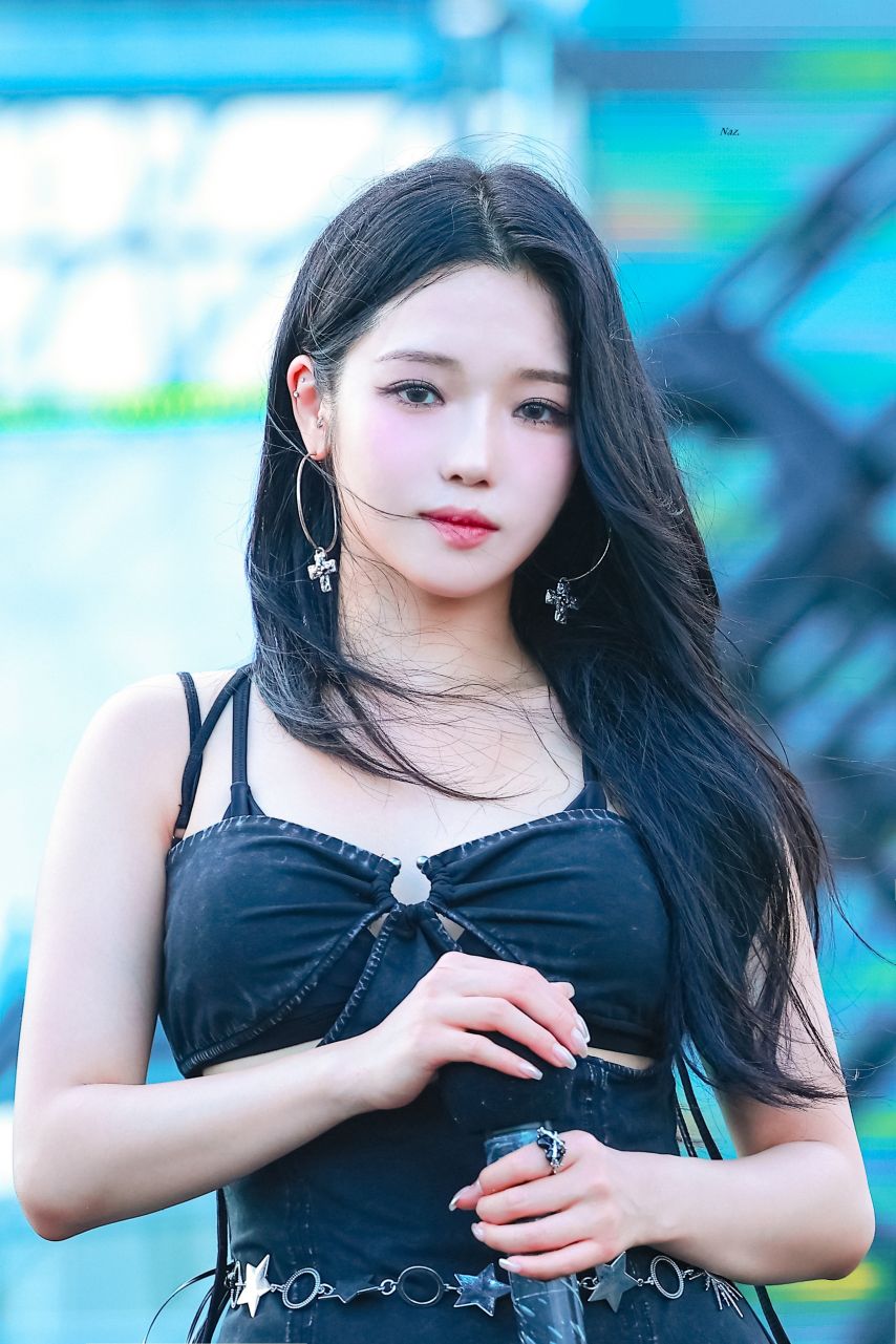 Fromis_Nine Noh Ji-seon Water Bomb Black Tank Top