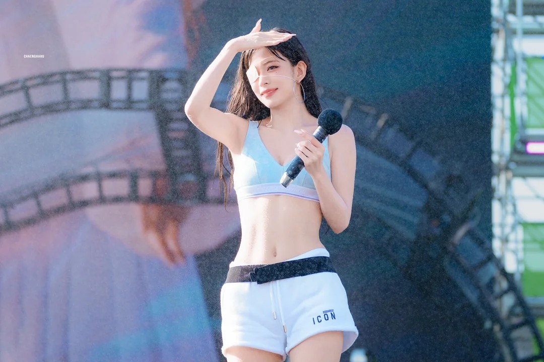 Fromis_Nine Lee Chae-young and Seoyeon's cleavage + buttocks lying face down in a bikini