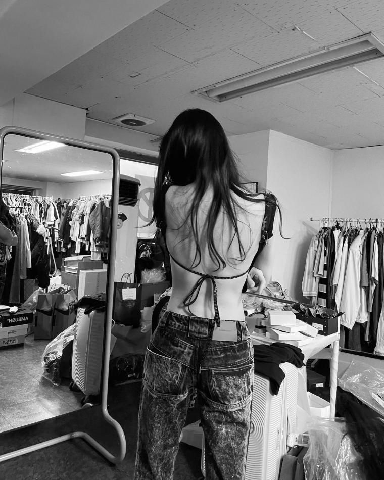 Lee Chae-yeon, no bra, cool back, black and white photo