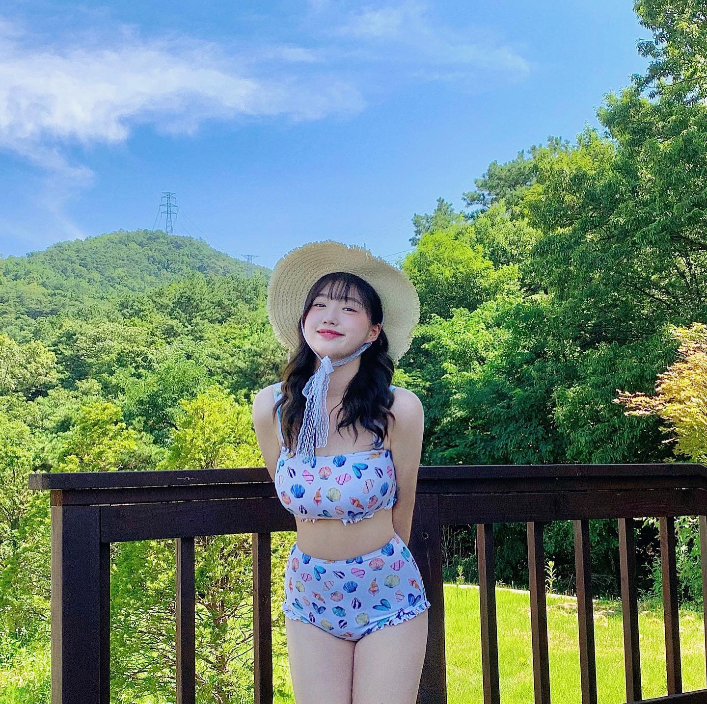 Cute and refreshing swimsuit sister