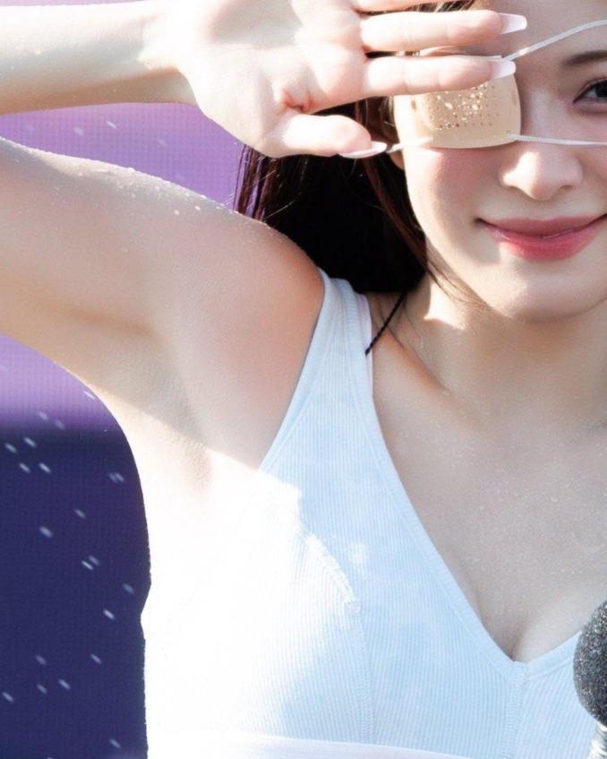 Fromis_Nine Lee Chaeyoung's armpit texture