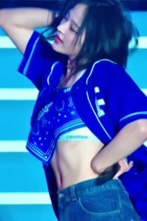 New Jeans Minji GIF showing her belly