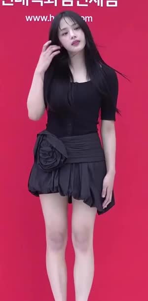 New Jeans Minji Hyundai Department Store Event Black Dress Balloon Skirt Beautiful Legs