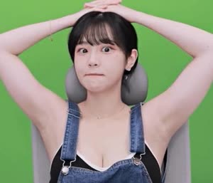 QWER leader short suspenders armpit cleavage