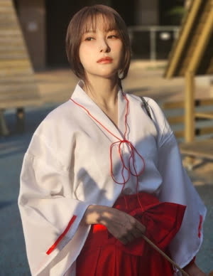 Kara Park Gyu-ri in Inuyasha Golden Steel cosplay