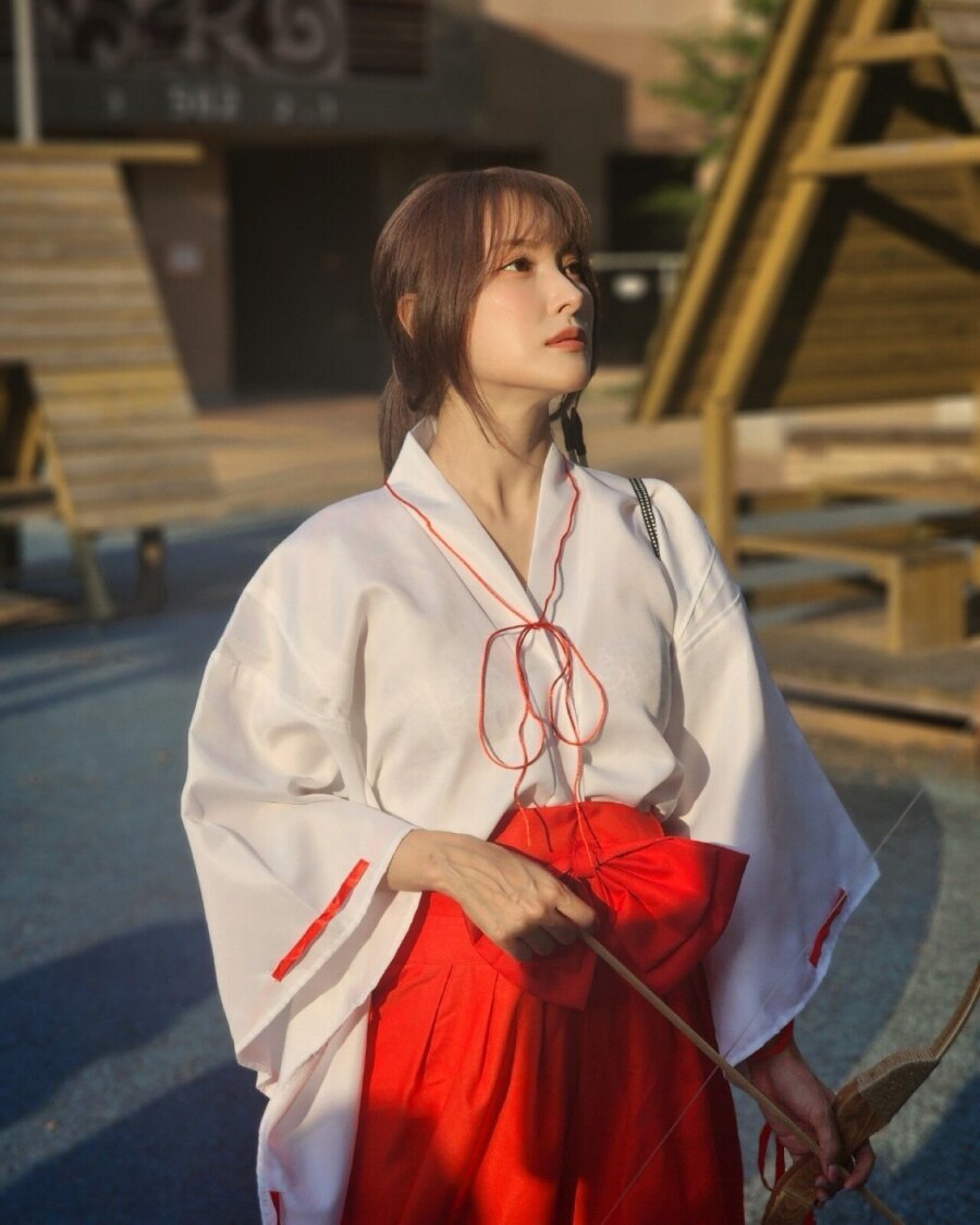 Kara Park Gyu-ri in Inuyasha Golden Steel cosplay