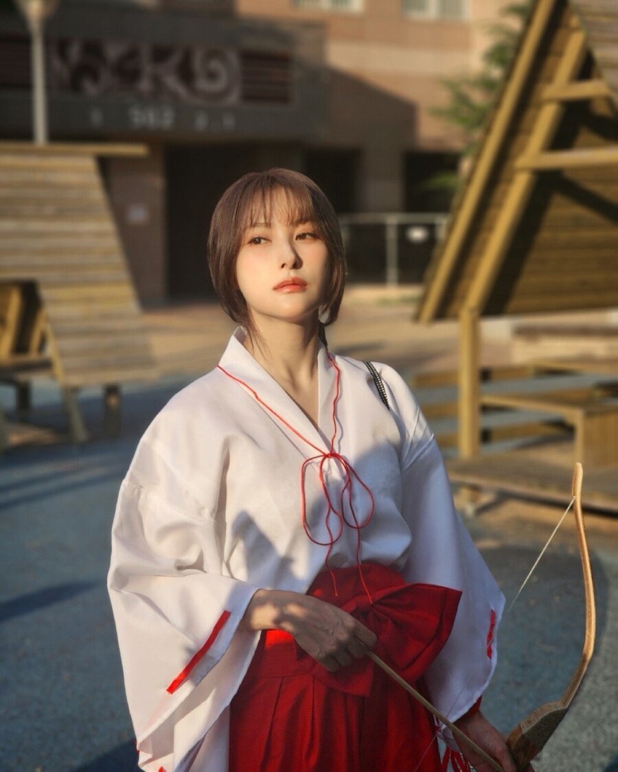 Kara Park Gyu-ri in Inuyasha Golden Steel cosplay