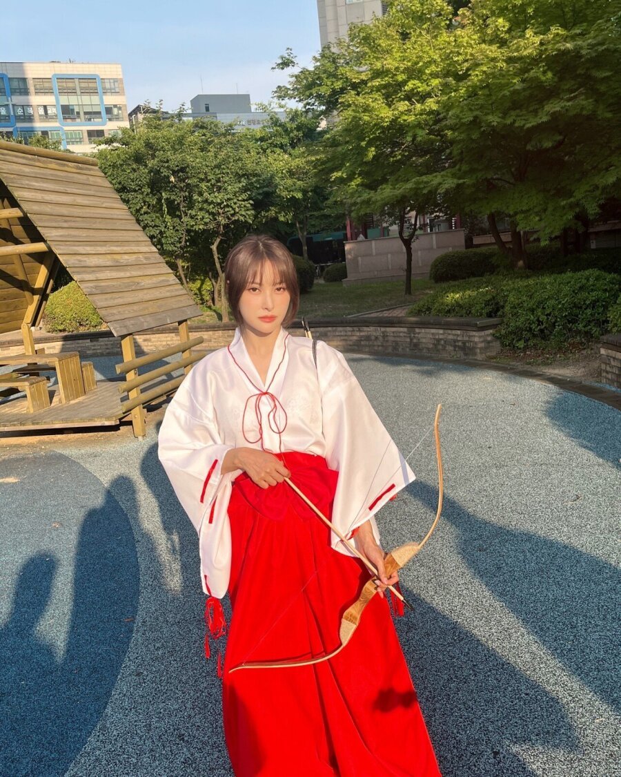 Kara Park Gyu-ri in Inuyasha Golden Steel cosplay