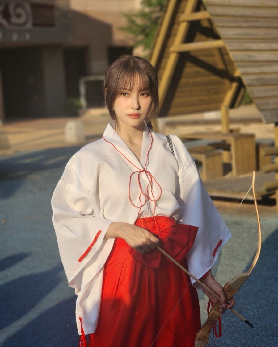 Kara Park Gyu-ri in Inuyasha Golden Steel cosplay