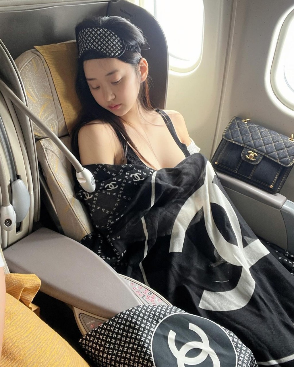 (SOUND)Married woman Shin Jae-eun secretly filmed herself sleeping on an airplane, shaking cleavage