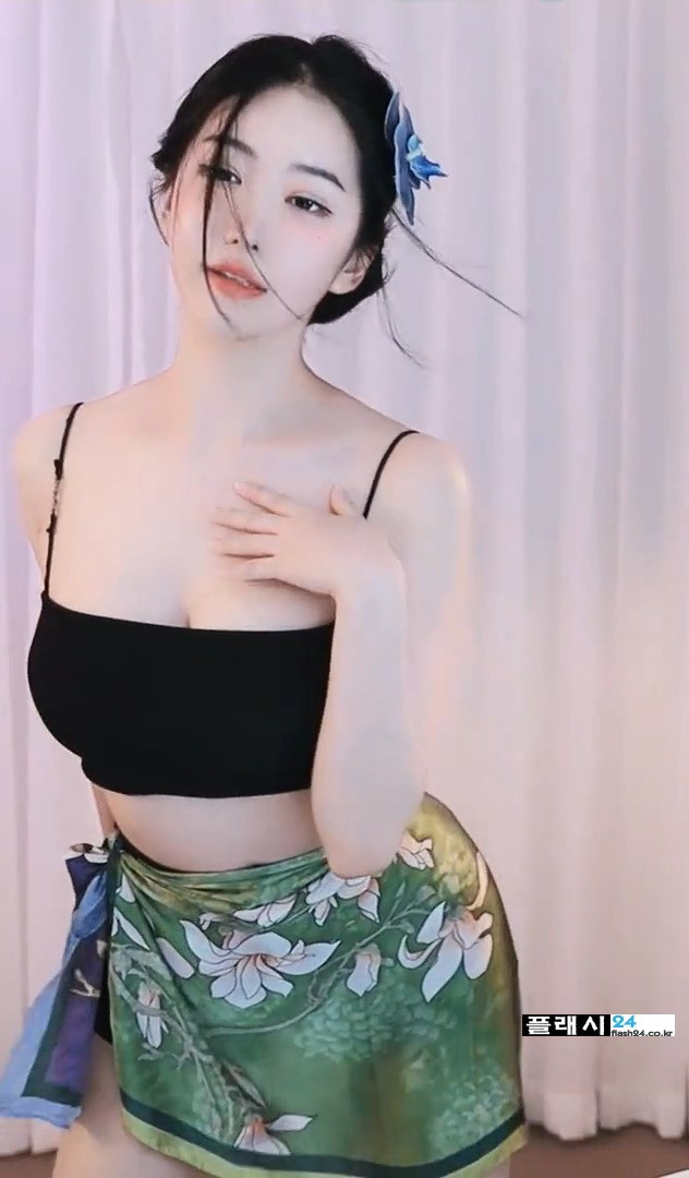 ㅇㅎ) Hanini dancing wearing a string bra top