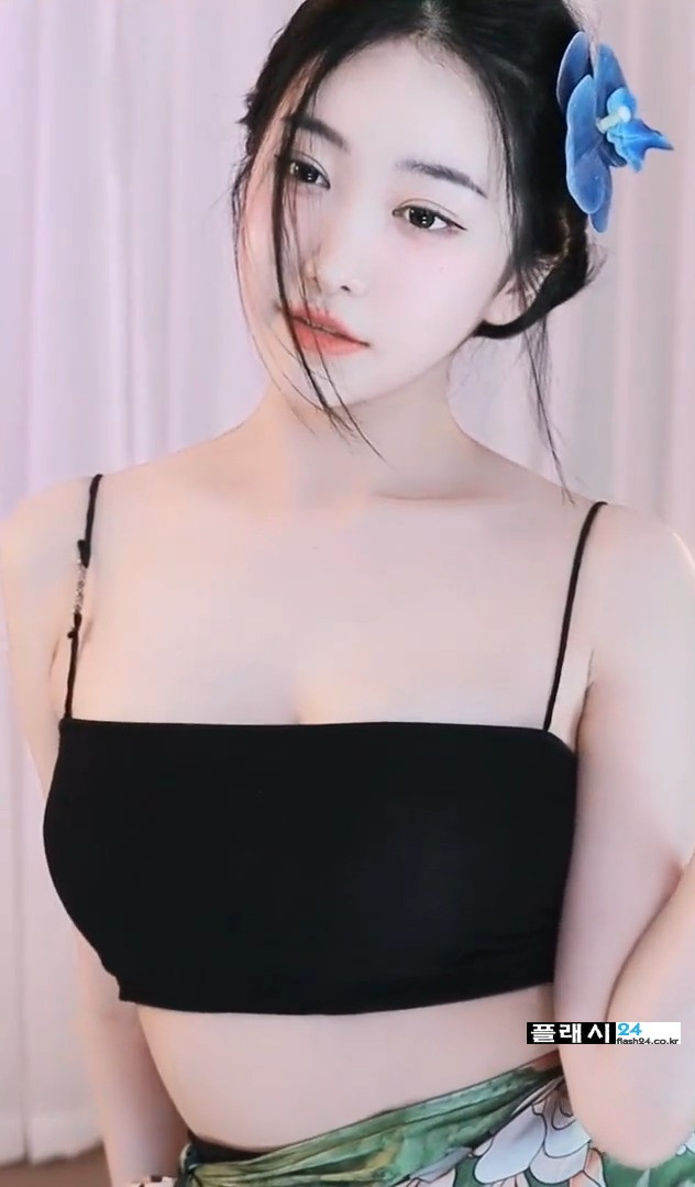 ㅇㅎ) Hanini dancing wearing a string bra top