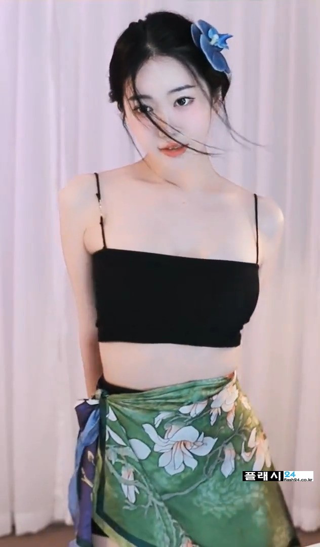 ㅇㅎ) Hanini dancing wearing a string bra top