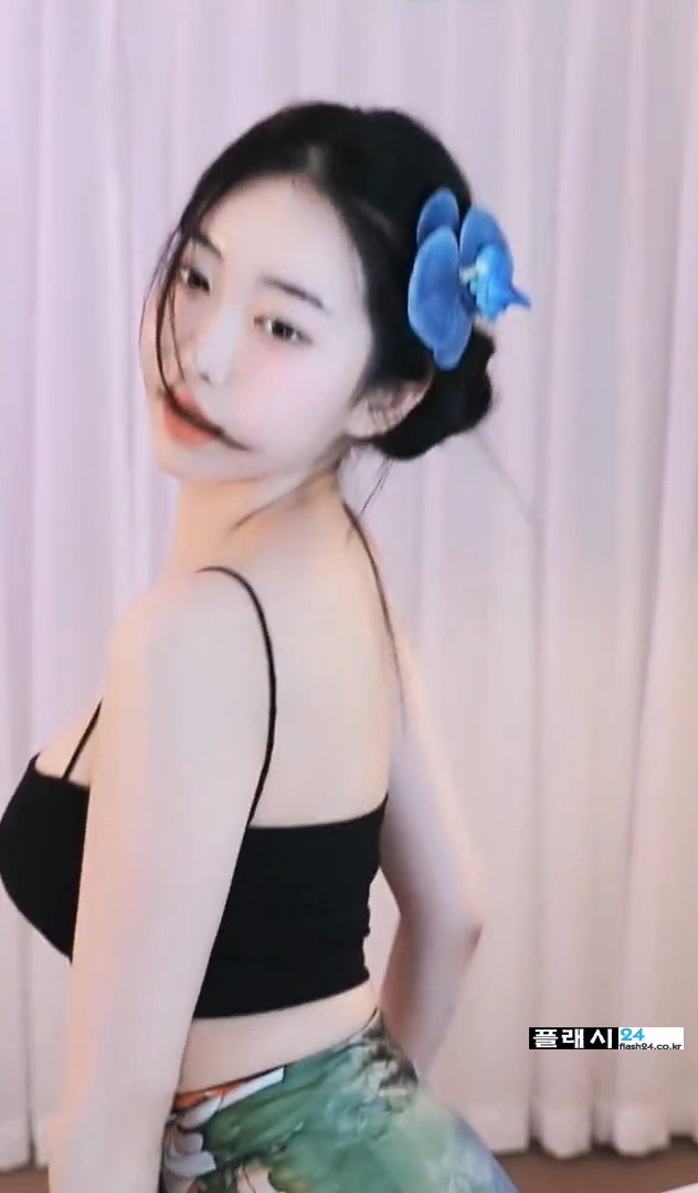 ㅇㅎ) Hanini dancing wearing a string bra top