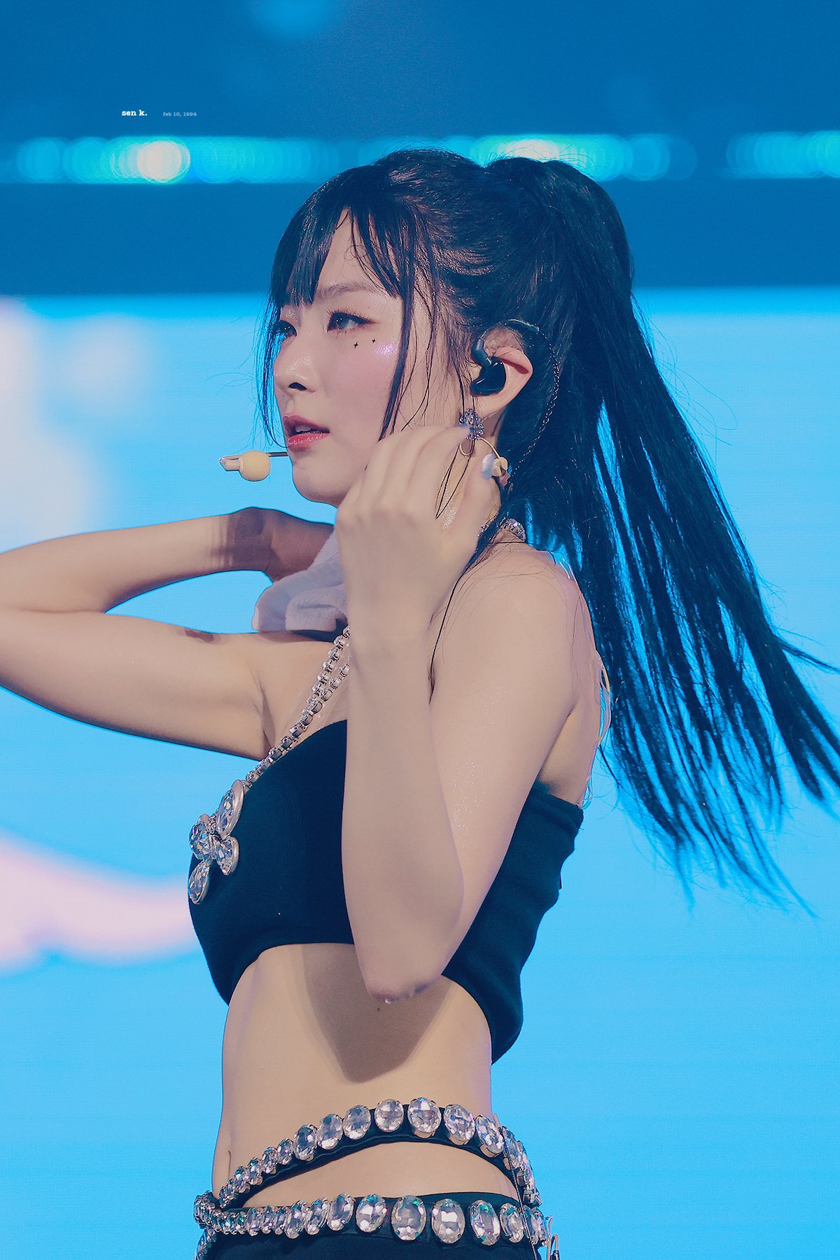 Tube top Red Velvet Seulgi's sweaty smooth abs