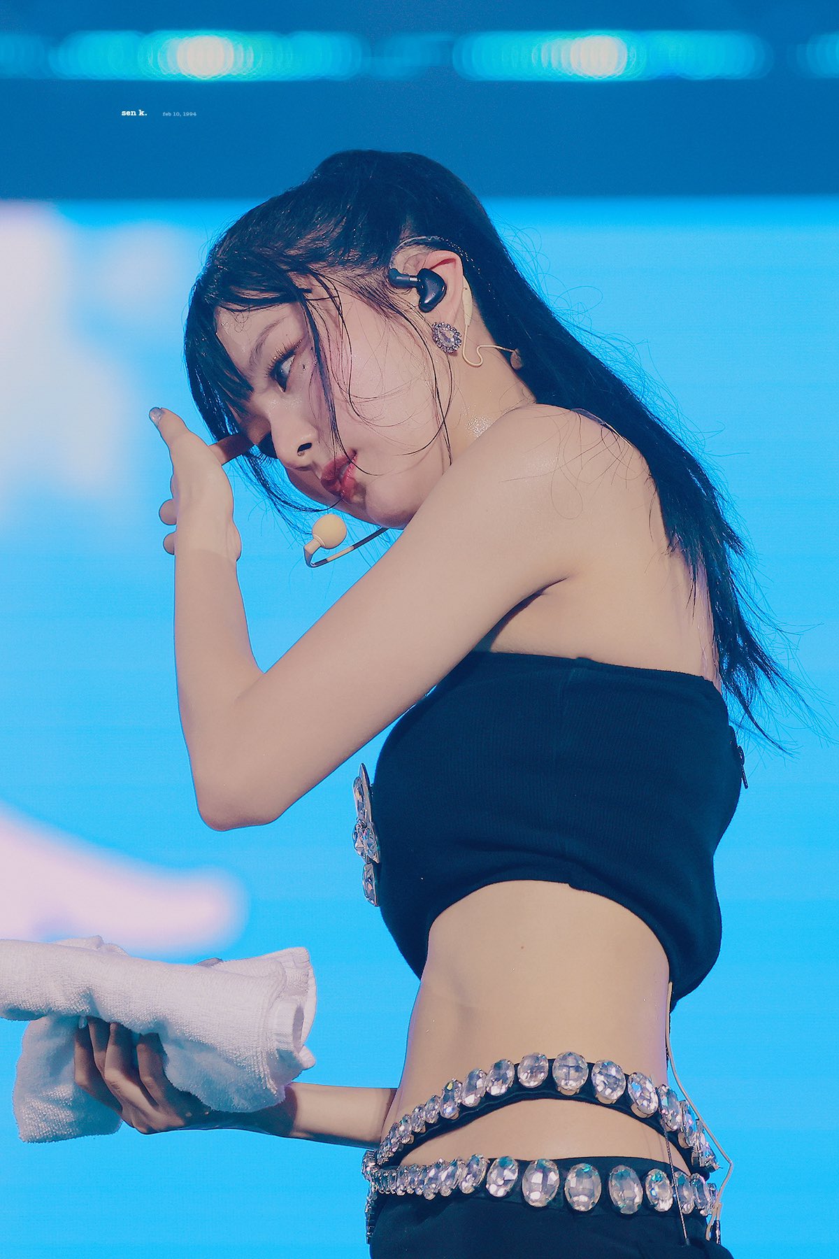 Tube top Red Velvet Seulgi's sweaty smooth abs