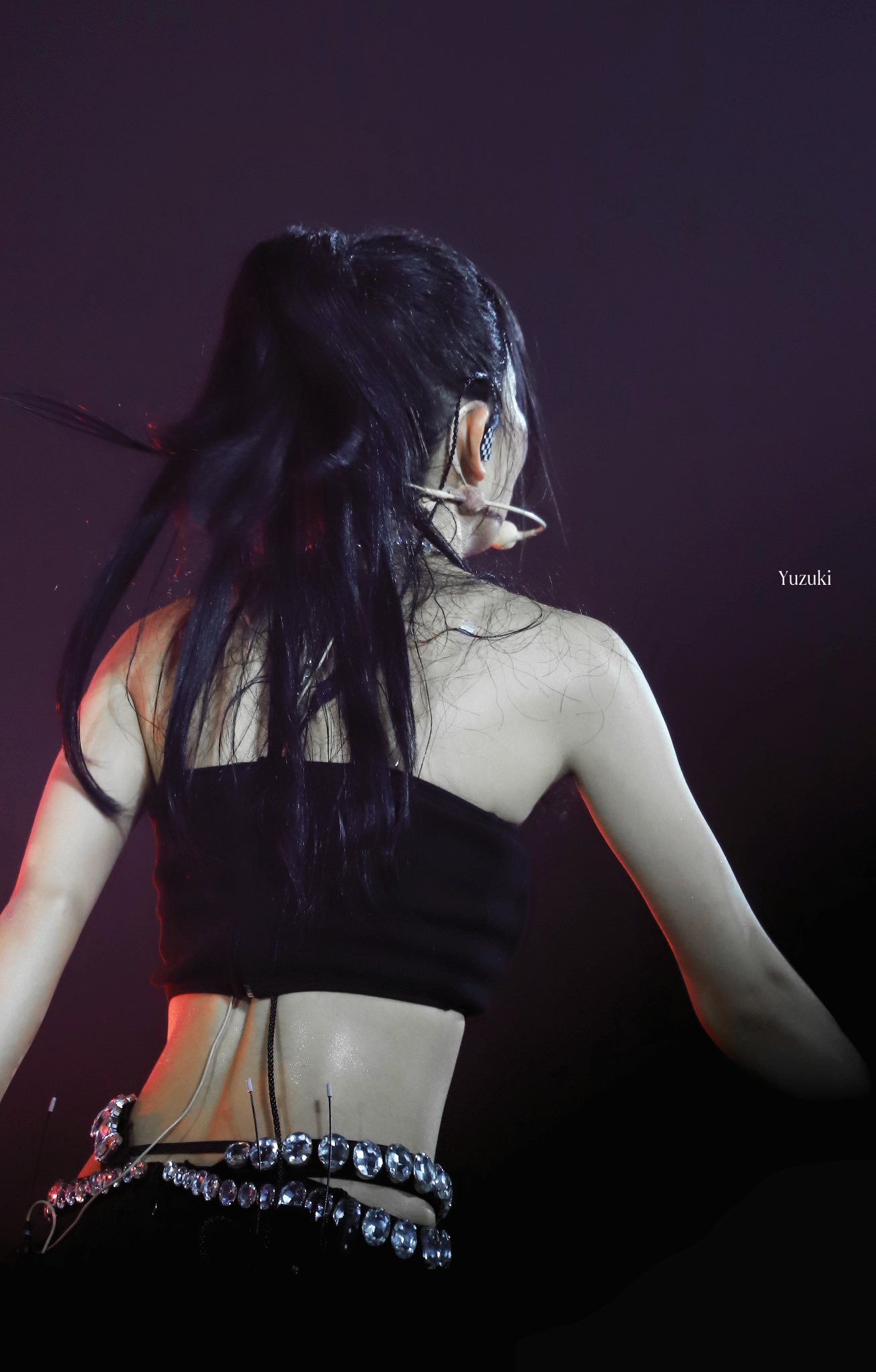 Tube top Red Velvet Seulgi's sweaty smooth abs