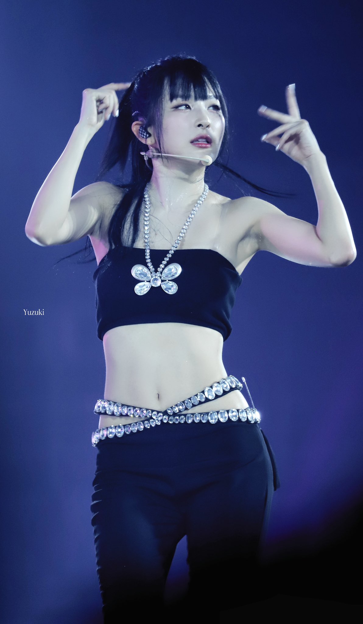 Tube top Red Velvet Seulgi's sweaty smooth abs