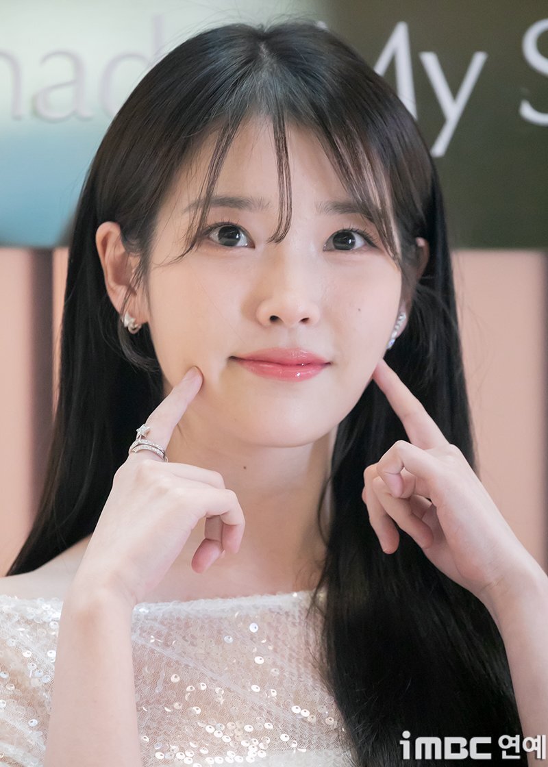 IU appeared at the Estee Lauder event