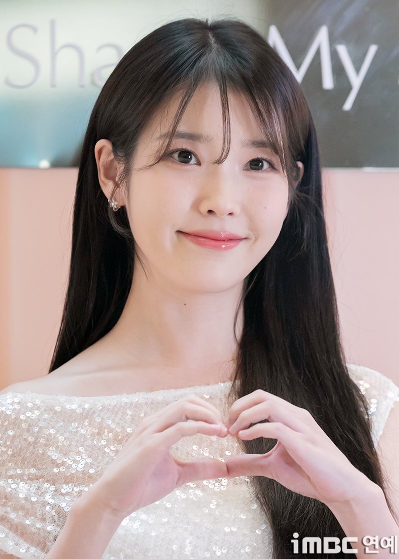 IU appeared at the Estee Lauder event