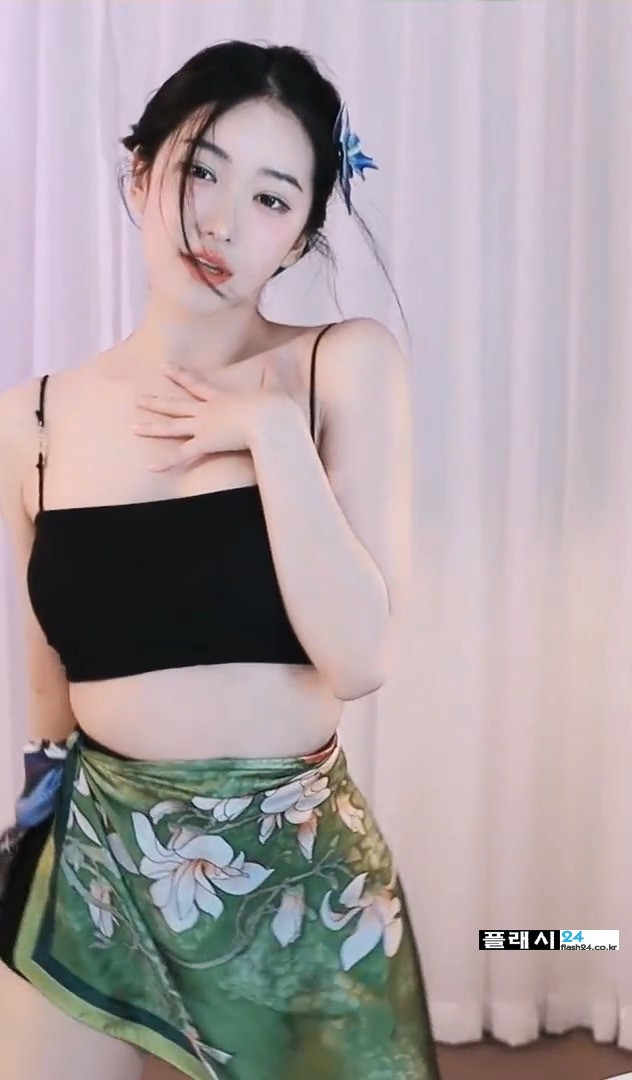 ㅇㅎ) Hanini dancing wearing a string bra top