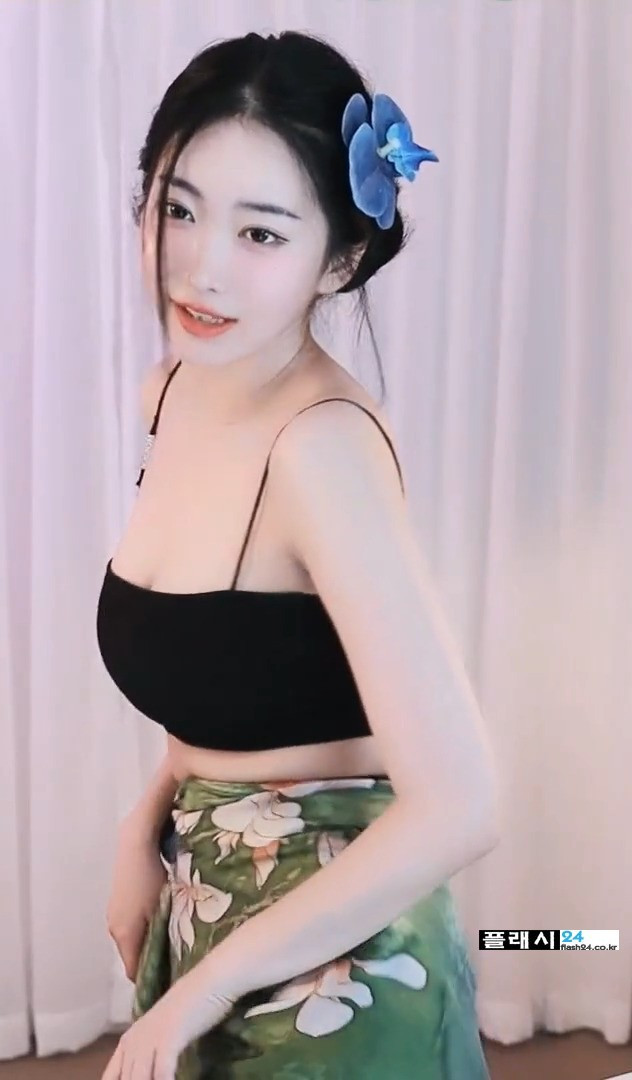 ㅇㅎ) Hanini dancing wearing a string bra top