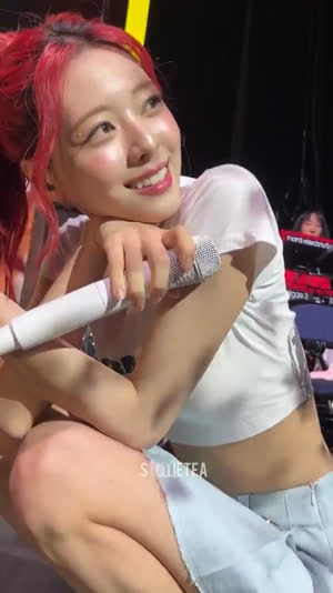 ITZY ITZY Yuna's fan service You can see the ant waist belly button under the skirt right before your eyes