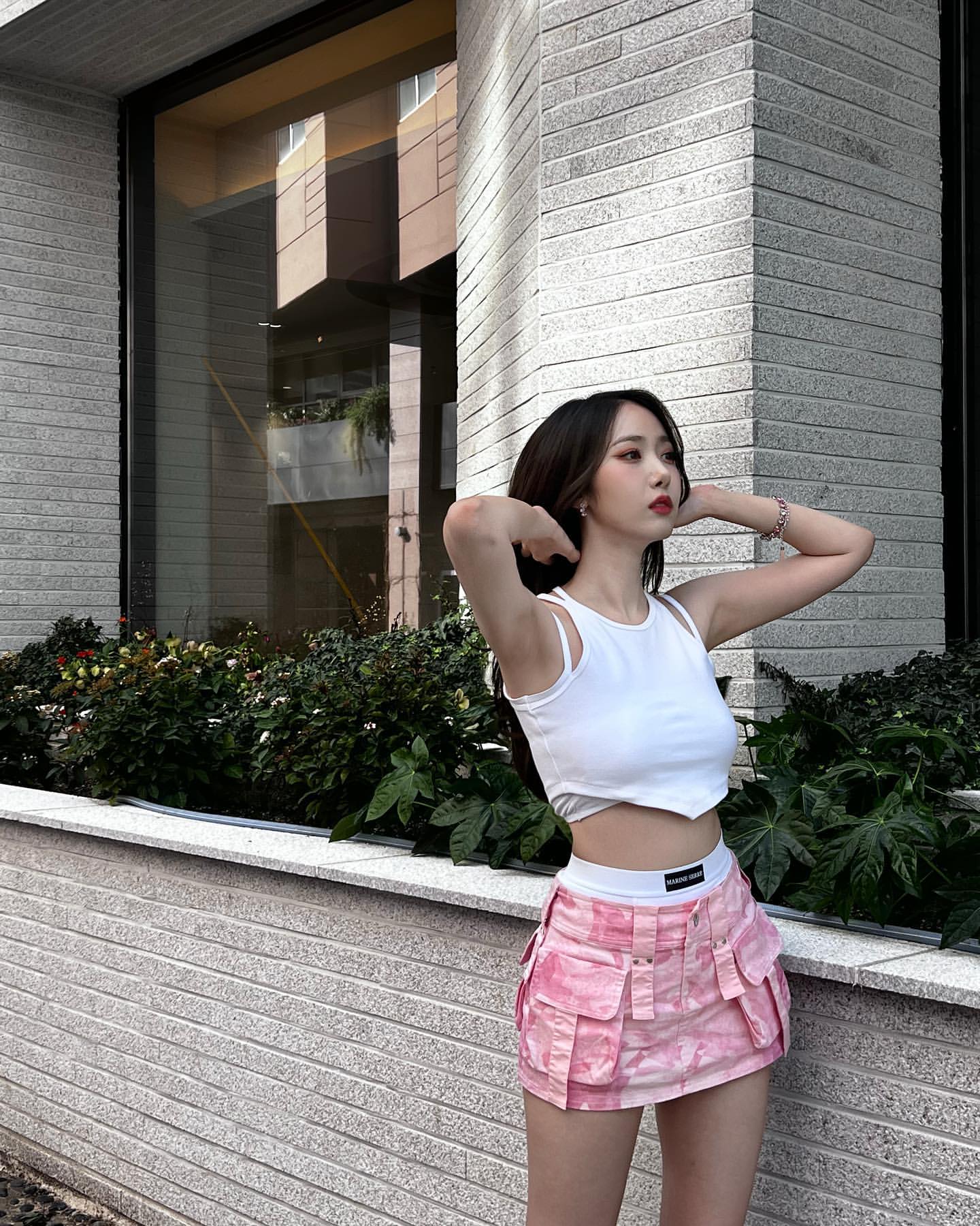 BBG Shinbi white crop sleeveless armpit