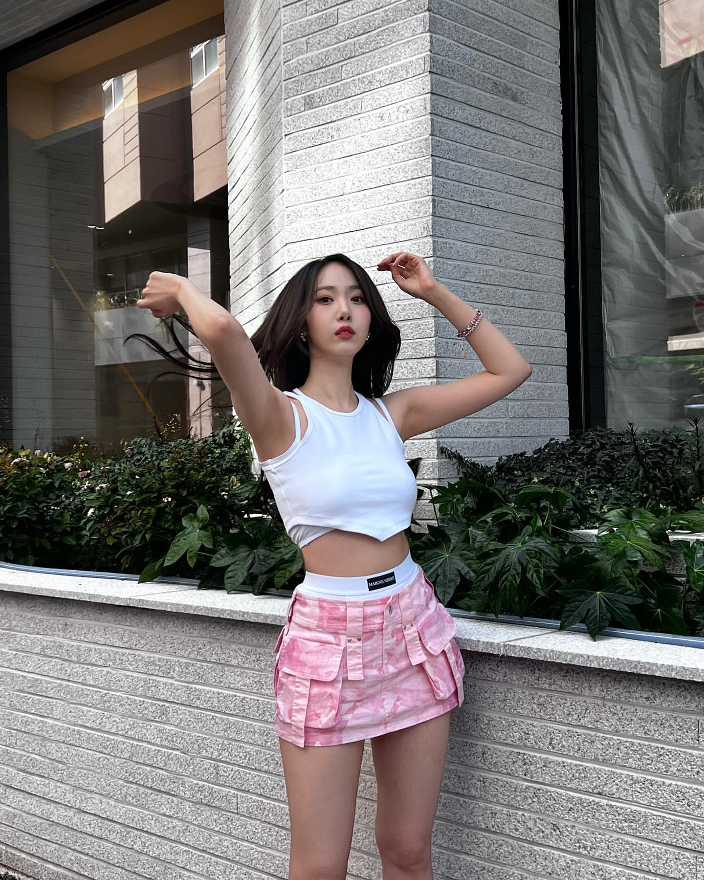 BBG Shinbi white crop sleeveless armpit