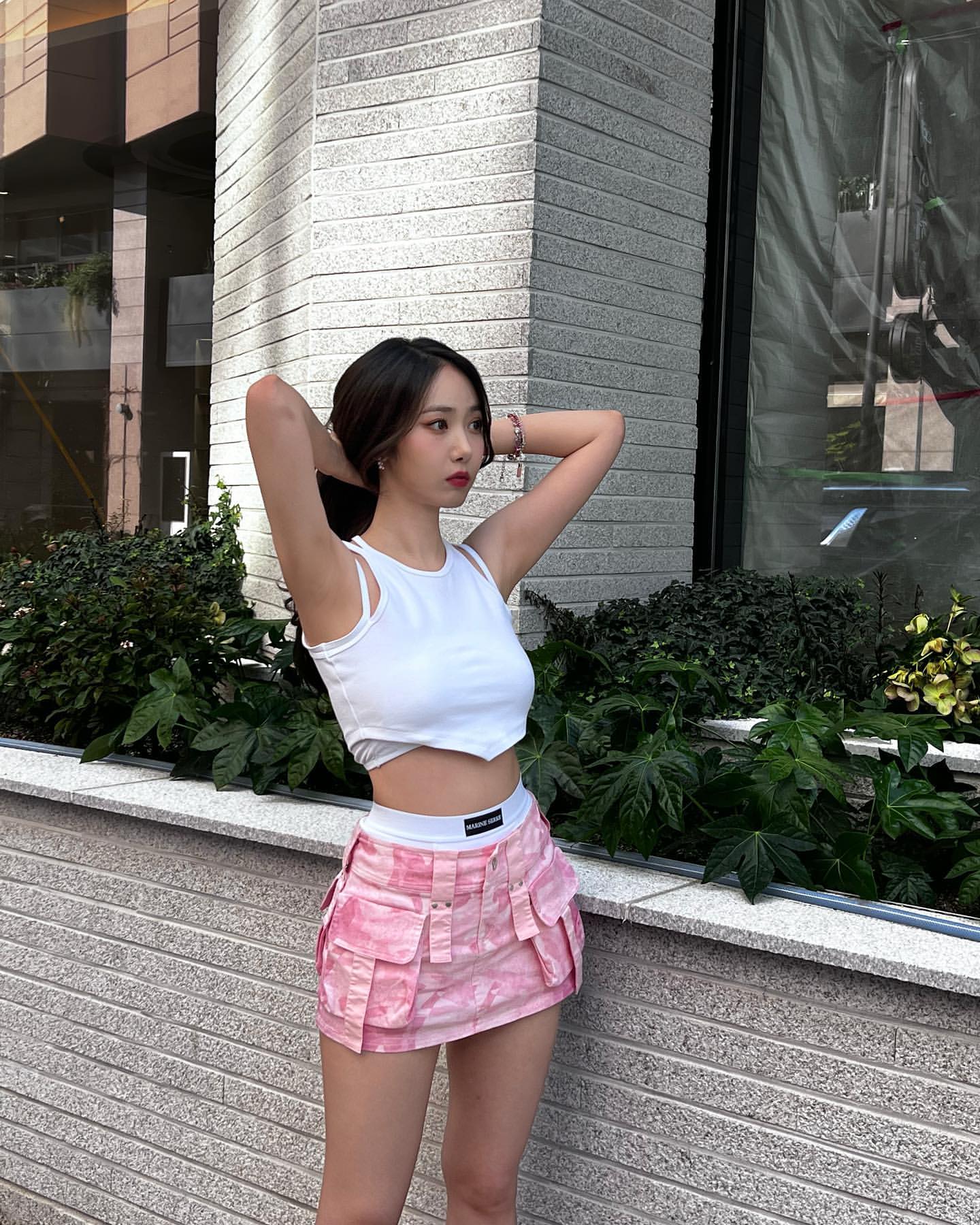 BBG Shinbi white crop sleeveless armpit