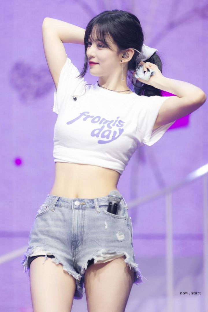 Fromis Nine Lee Chae-young Crop White Tee Denim Hot Pants Ant Waist