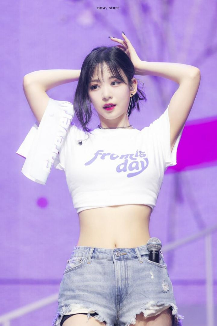 Fromis Nine Lee Chae-young Crop White Tee Denim Hot Pants Ant Waist