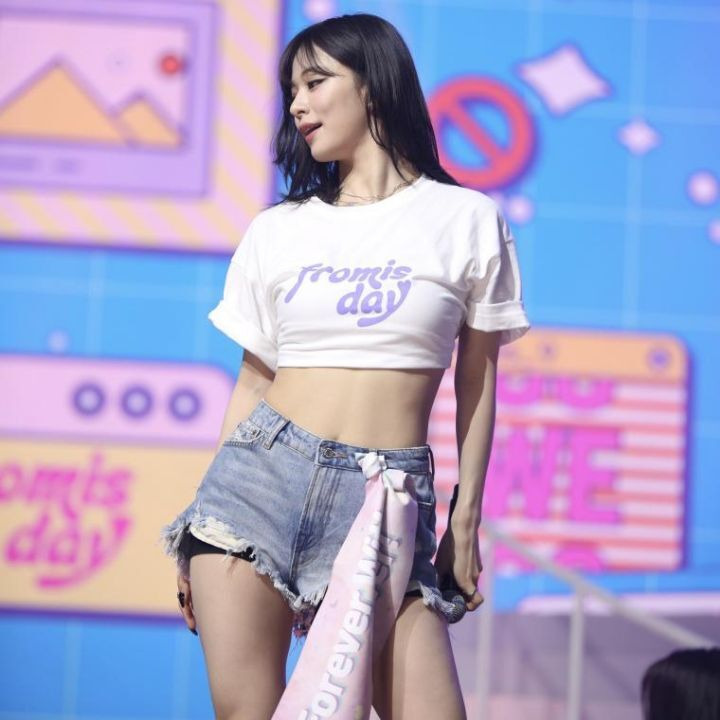 Fromis Nine Lee Chae-young Crop White Tee Denim Hot Pants Ant Waist