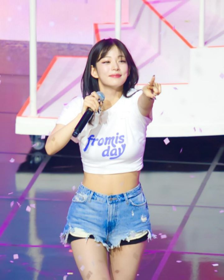 Fromis Nine Lee Chae-young Crop White Tee Denim Hot Pants Ant Waist